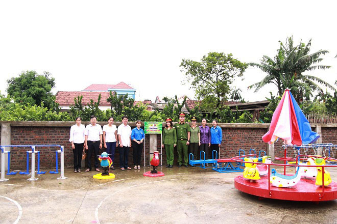 Đoàn Thanh niên và hội phụ nữ Công an quận Long Biên bàn giao công trình sân chơi thiếu nhi cho trẻ em xã Phú Cường Đoàn Thanh niên và hội phụ nữ Công an quận Long Biên bàn giao công trình sân chơi thiếu nhi cho trẻ em xã Phú Cường