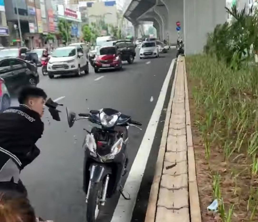 Hình ảnh nam thanh niên đập phá xe máy của người đi đường Hình ảnh nam thanh niên đập phá xe máy của người đi đường
