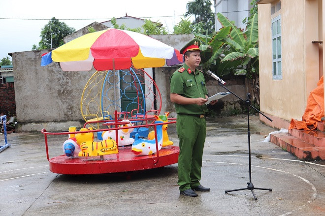 Thượng úy Phạm Quốc Anh - Bí thư Đoàn thanh niên Công an quận Long Biên chia sẻ với chính quyền và người dân thôn Phú Thịnh Thượng úy Phạm Quốc Anh - Bí thư Đoàn thanh niên Công an quận Long Biên chia sẻ với chính quyền và người dân thôn Phú Thịnh
