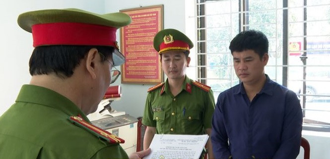 Cơ quan điều tra tống đạt các quyết định khởi tố đối với Nguyễn Văn Công Cơ quan điều tra tống đạt các quyết định khởi tố đối với Nguyễn Văn Công