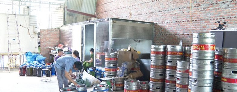Phát hiện cơ sở làm giả keg bia Hà Nội để bán ra thị trường Phát hiện cơ sở làm giả keg bia Hà Nội để bán ra thị trường