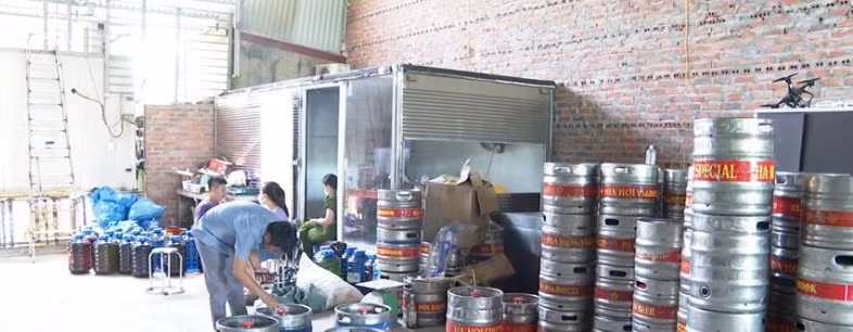 Phát hiện cơ sở làm giả keg bia Hà Nội để bán ra thị trường Phát hiện cơ sở làm giả keg bia Hà Nội để bán ra thị trường