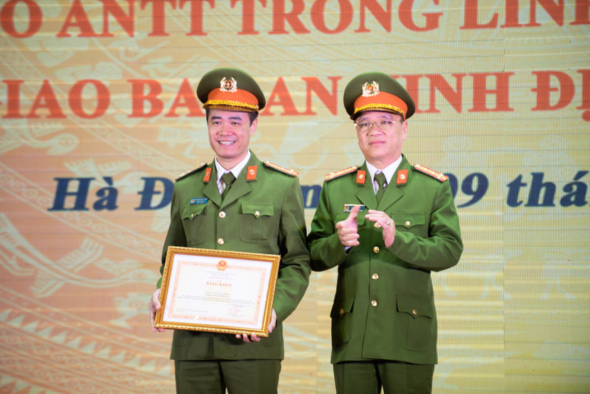 Thừa ủy quyền của lãnh đạo cấp trên, Đại tá Trần Ngọc Dương trao bằng khen của Bộ trưởng Bộ Công an tặng Công an quận Hà Đông