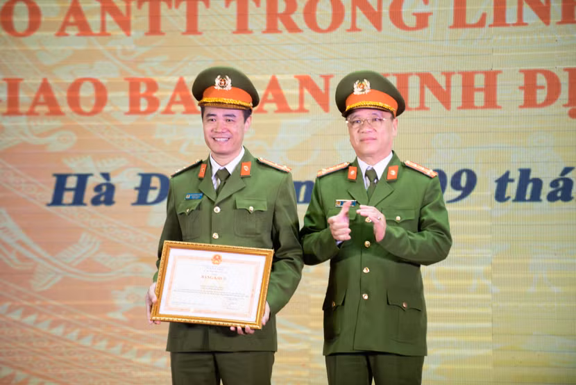 Thừa ủy quyền của lãnh đạo cấp trên, Đại tá Trần Ngọc Dương trao bằng khen của Bộ trưởng Bộ Công an tặng Công an quận Hà Đông