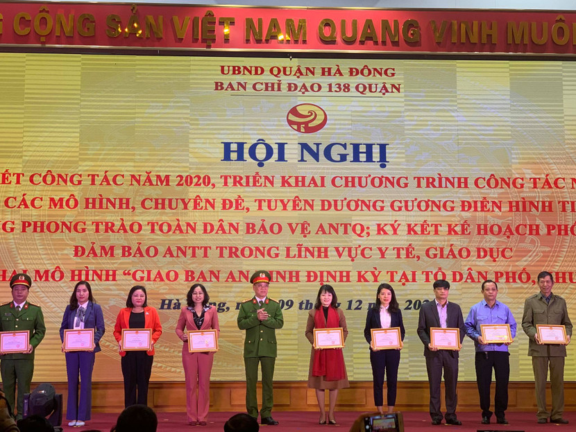 Đại tá Trần Ngọc Dương trao giấy khen của Giám đốc Công an thành phố tặng các tập thể, cá nhân có thành tích xuất sắc