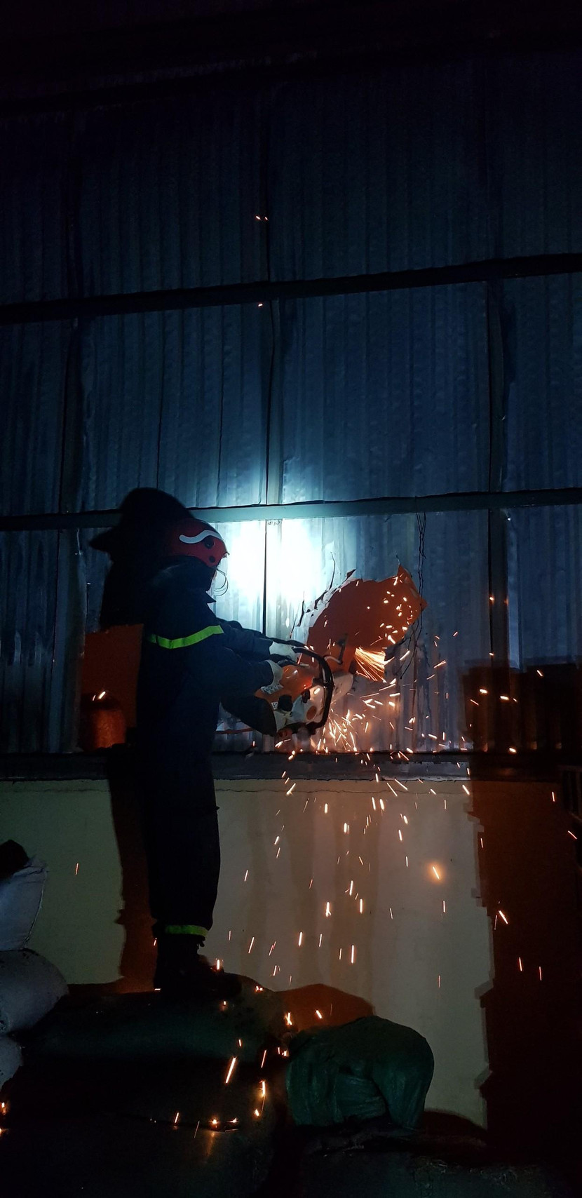 Lực lượng chức năng tiếp cận đám cháy Lực lượng chức năng tiếp cận đám cháy