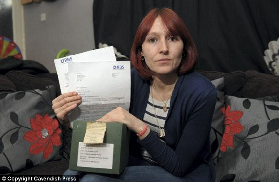 Cô Siobhan cùng hộp tro cốt của bố và các giấy tờ thông báo nợ