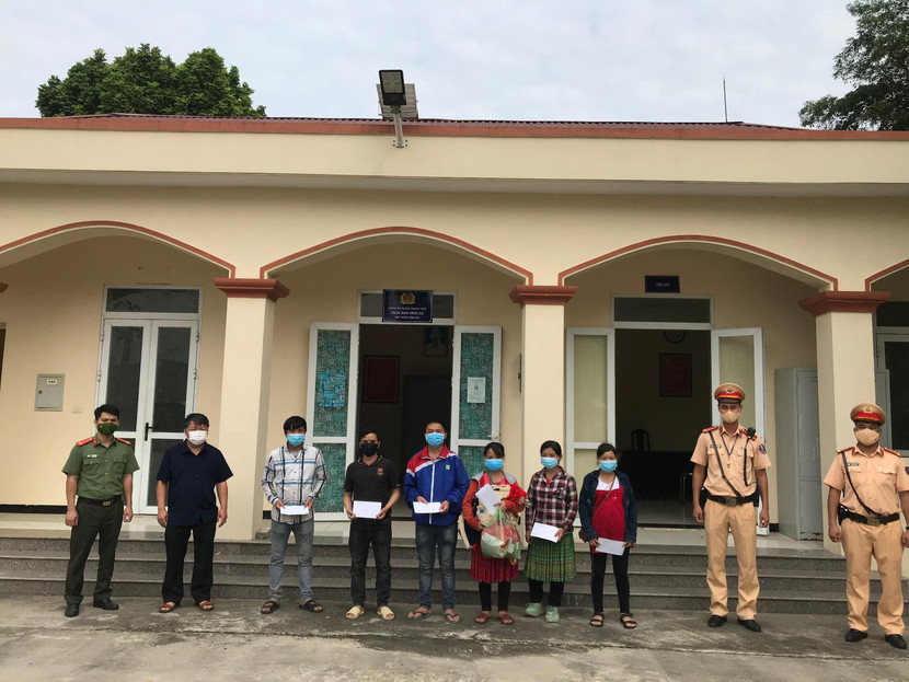 Công an huyện Thạch Thất hỗ trợ người dân trên hành trình về quê Công an huyện Thạch Thất hỗ trợ người dân trên hành trình về quê