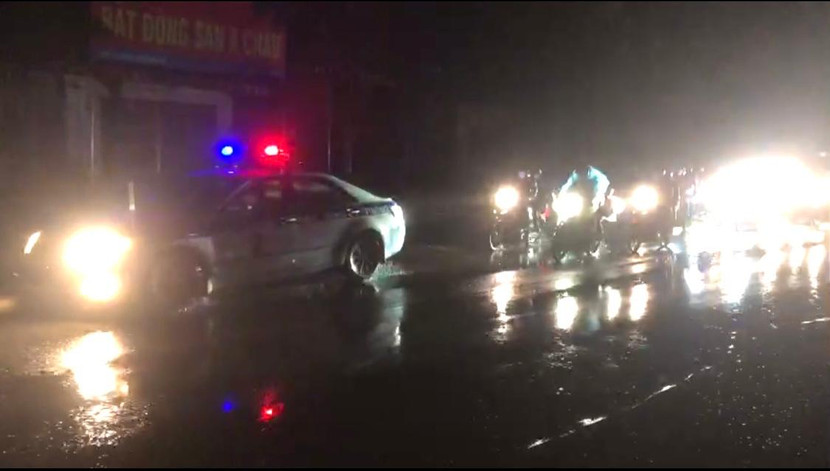 Chốt phòng chống dịch số 10 phối hợp Công an huyện Chương Mỹ dẫn đoàn qua địa phận Hà Nội Chốt phòng chống dịch số 10 phối hợp Công an huyện Chương Mỹ dẫn đoàn qua địa phận Hà Nội