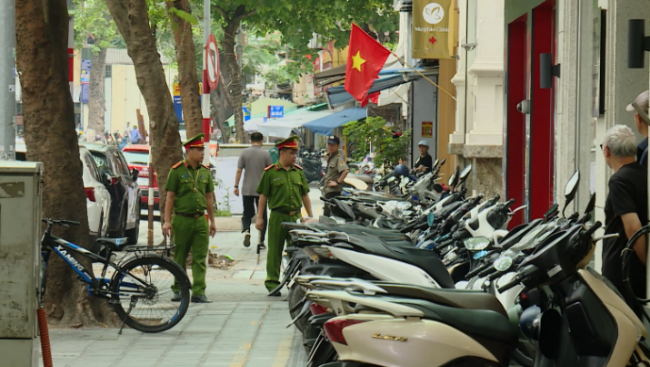 Yêu cầu các hộ kinh doanh không lấn chiếm vỉa hè làm nơi kinh doanh