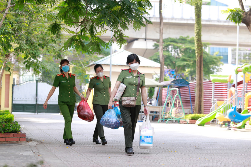 Những nữ cán bộ, chiến sĩ Công an quận Đống Đa mang những phần quà chuẩn bị cho chương trình