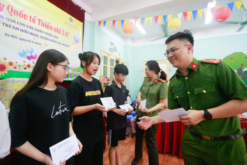 Ai cũng hân hoan khi trao và nhận phần thưởng