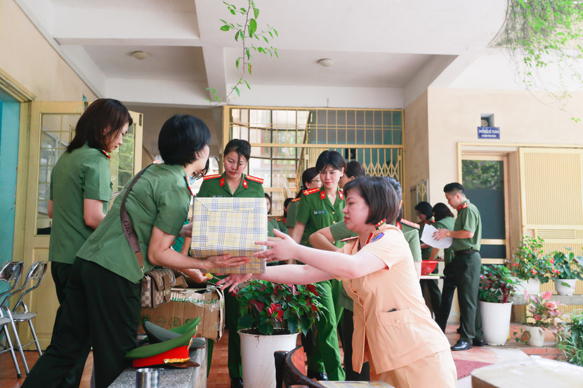 Ai cũng khẩn trương để chuẩn bị cho ngày vui của những đứa trẻ thiếu may mắn ở nơi đây