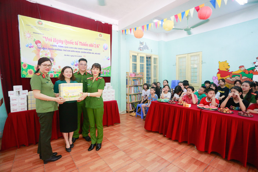 Được biết tại đây đang chăm sóc, nuôi dưỡng gần 60 em nhỏ có hoàn cảnh khó khăn đặc biệt