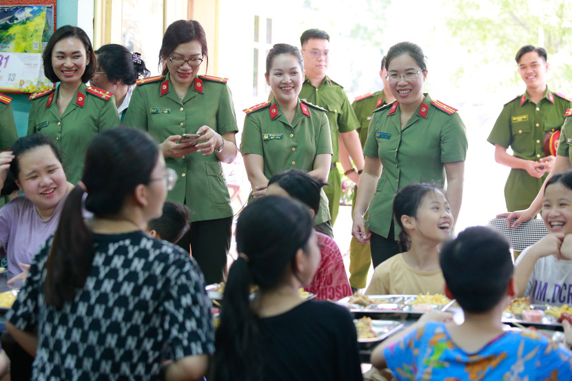 Những nụ cười ngập tràn hành phúc của tất cả mọi người