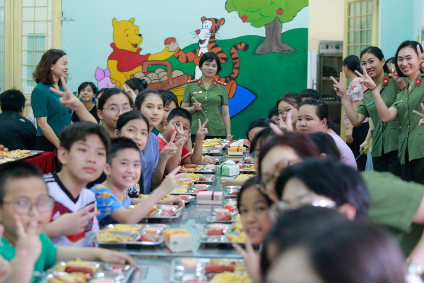 Gần 60 em nhỏ được thưởng thức một "bữa tiệc" đặc biệt trong ngày Quốc tế Thiếu nhi