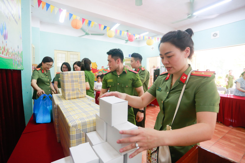 Hội trường Nhà nuôi dưỡng trẻ em Hữu Nghị Đống Đa tràn ngập niềm vui khi các cán bộ, chiến sĩ chuẩn bị quà tặng