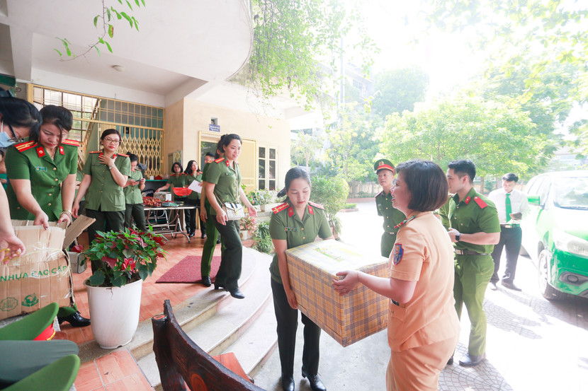 Được biết những phần quà bao gồm đồ dùng thiết yếu trong sinh hoạt, cuộc sống hàng ngày sẽ gửi tới các em