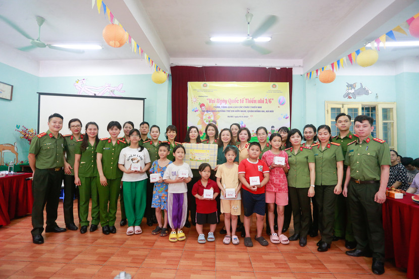 Tập thể cán bộ, chiến sĩ chụp ảnh lưu niệm cùng các em nhỏ