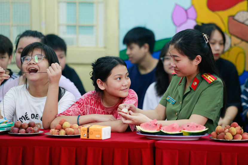 Những câu chuyện về cuộc sống, học tập được các cán bộ, chiến sĩ tâm sự với các em