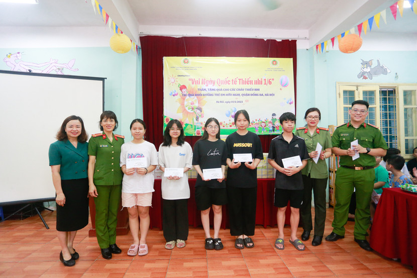 Nhân dịp này Nhà nuôi dưỡng trẻ em Hữu Nghị Đống Đa cũng trao tặng những phần thưởng cho các em có thành tích xuất sắc trong học tập