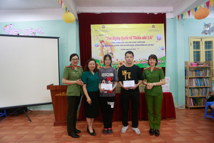 Phần thưởng cũng được trao cho 2 em có thành tích đặc biệt xuất sắc trong học tập (một em đạt thành tích học sinh giỏi cấp thành phố môn Sinh học và một em đạt chứng chỉ ngoại ngữ Quốc tế IELTS 8.0)