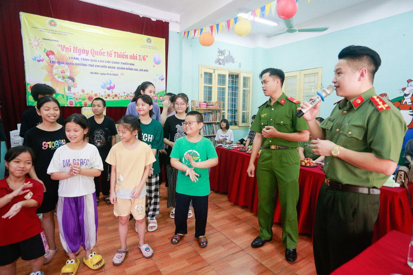 Không khí sôi động khi chương trình được dẫn dắt bởi các chiến sĩ