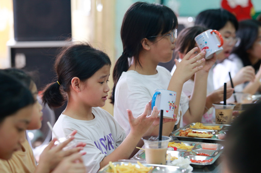 Các em thích thú với những chiếc cốc được in tên mình do cán bộ, chiến sĩ Phòng Tham mưu gửi tặng