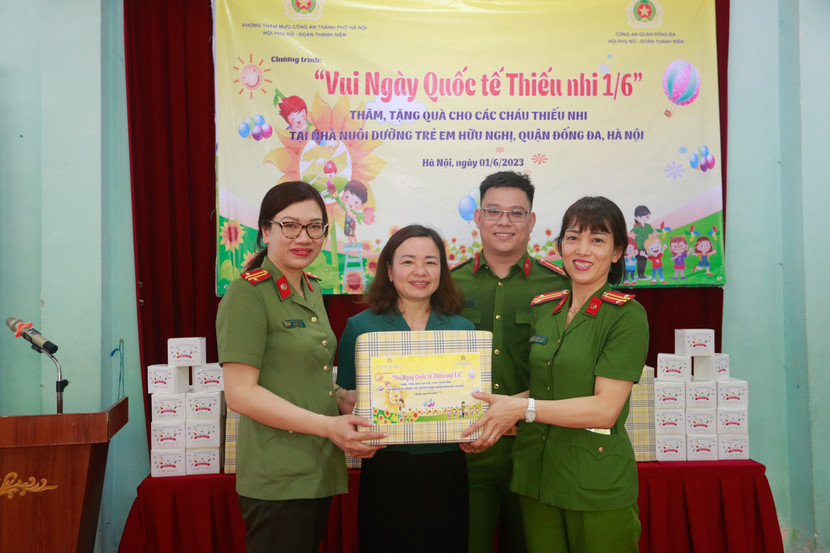 Đại diện Nhà nuôi dưỡng trẻ em Hữu Nghị Đống Đa nhận quà tặng của Hội Phụ nữ, Đoàn Thanh niên 2 đơn vị