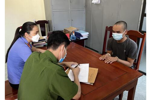 Cơ quan điều tra lấy lời khai của đối tượng Lê Văn Bình