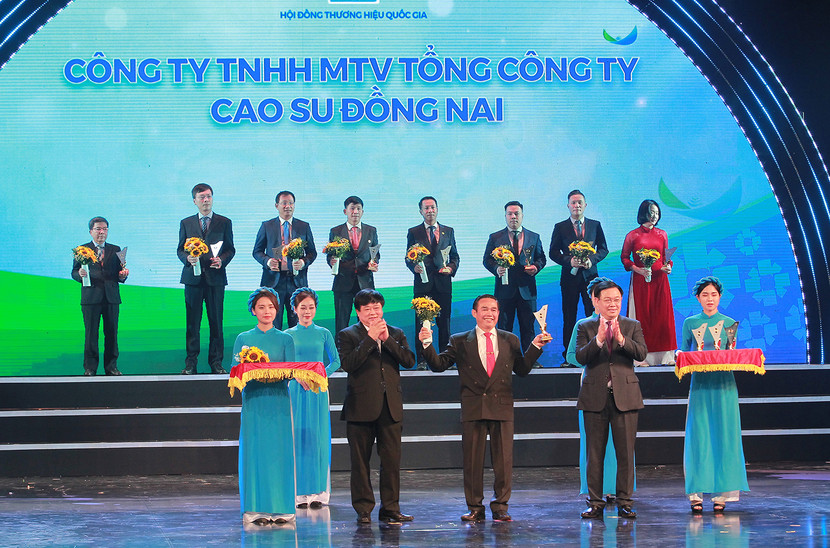 Bí thư Thành ủy Hà Nội Vương Đình Huệ và Tổng giám đốc Đài Tiếng nói Việt Nam Nguyễn Thế Kỷ trao tặng Cup cho doanh nghiệp