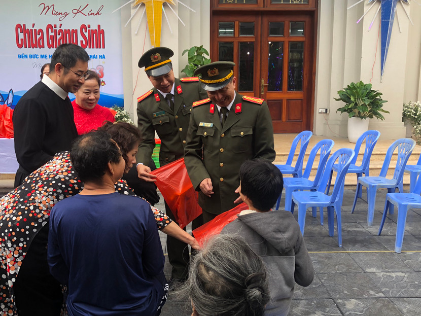 Những món quà dành tặng bà con giáo dân