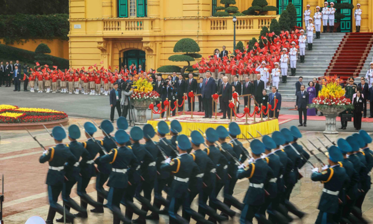 Tổng Bí thư Nguyễn Phú Trọng và Tổng Bí thư, Chủ tịch nước Trung Quốc Tập Cận Bình chứng kiến đội danh dự diễu hành Tổng Bí thư Nguyễn Phú Trọng và Tổng Bí thư, Chủ tịch nước Trung Quốc Tập Cận Bình chứng kiến đội danh dự diễu hành