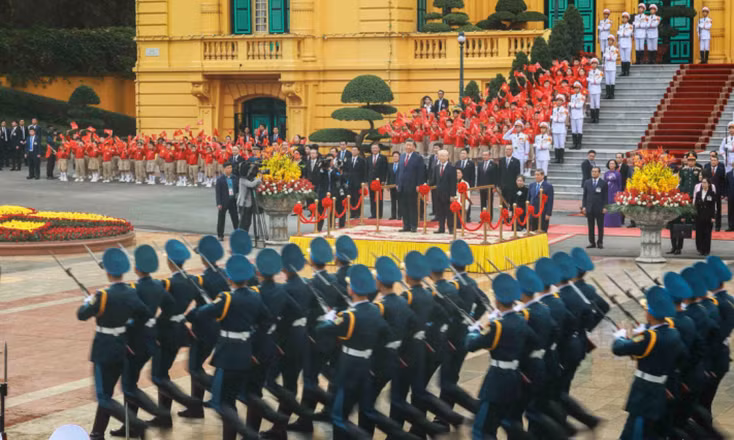 Tổng Bí thư Nguyễn Phú Trọng và Tổng Bí thư, Chủ tịch nước Trung Quốc Tập Cận Bình chứng kiến đội danh dự diễu hành