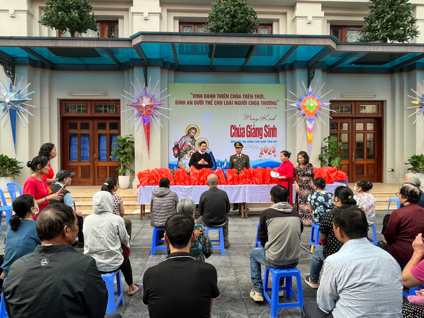 CATP Hà Nội trao 60 suất quà tặng bà con giáo dân