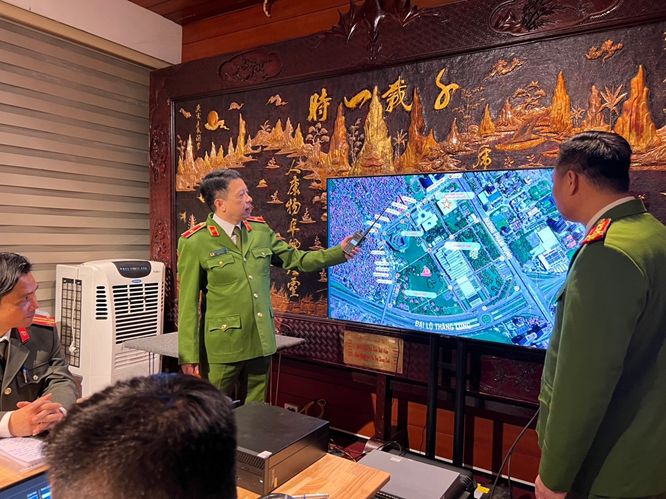 Các đồng chí lãnh đạo CATP quan sát camera tại Trung tâm Thông tin chỉ huy Các đồng chí lãnh đạo CATP quan sát camera tại Trung tâm Thông tin chỉ huy