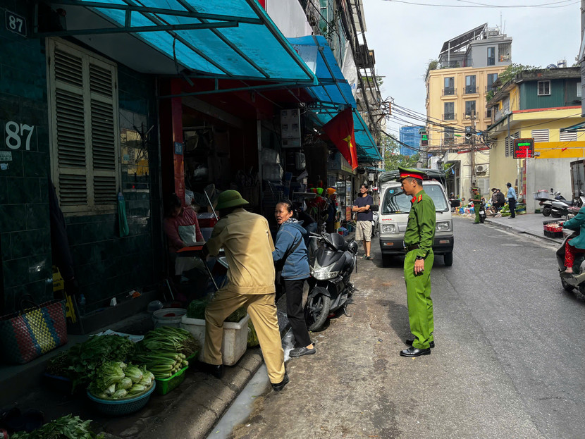 Nhắc nhở các tiểu thương kinh doanh gọn gàng, đúng vị trí