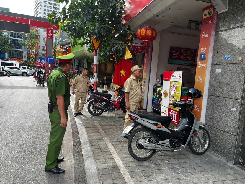 Công an phường Đống Đa xử lý các vi phạm về trật tự văn minh đô thị tại phố Nguyễn Văn Tuyết