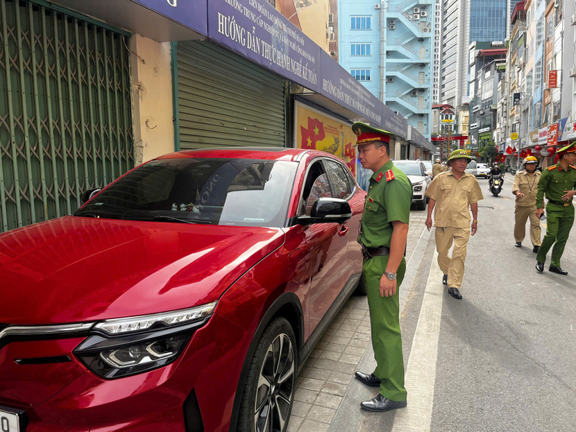 Lực lượng chức năng lập biên bản xử lý các trường hợp ô tô dừng đỗ sai quy định