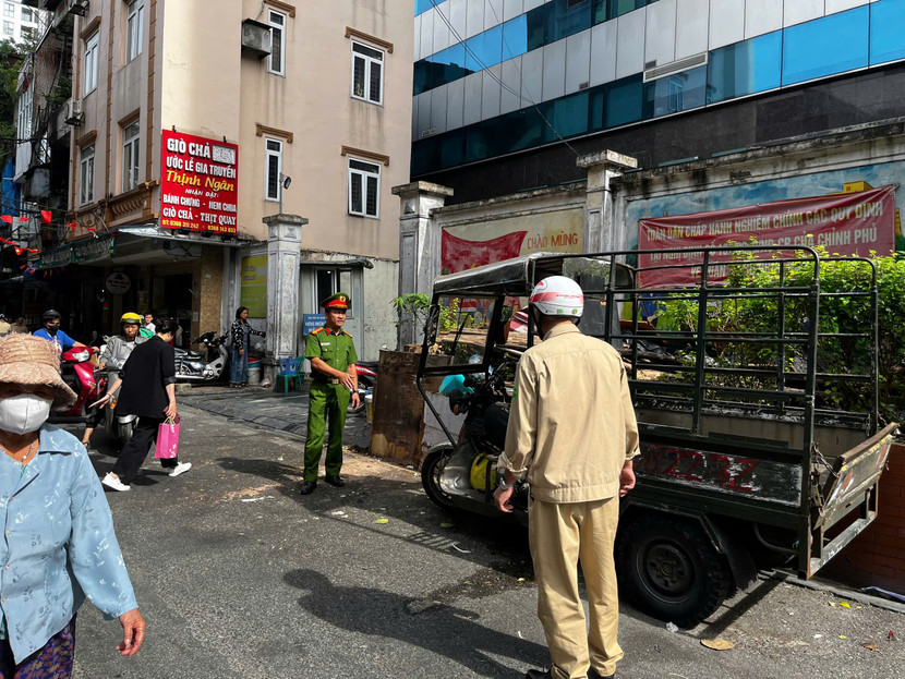 Người điều khiển xe tự chế cũng bị kiểm tra, nhắc nhở, xử lý