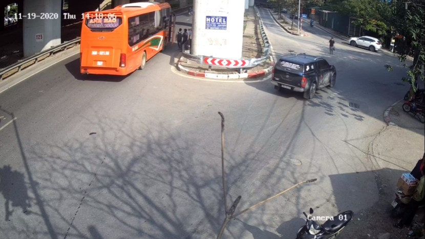 Xe khách dừng ngay nút giao để đón trả khách