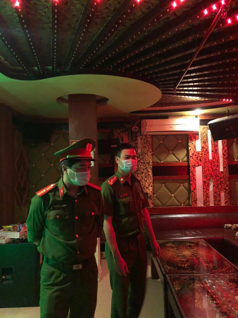 CBCS CAQ Đống Đa tuyên truyền các chủ cơ sở karaoke ký cam kết chấp hành tạm dừng hoạt động