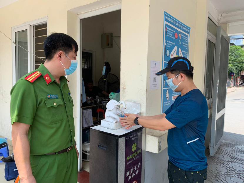 Người dân đến làm căn cước được nhắc nhở sát khuẩn tay và đeo khẩu trang Người dân đến làm căn cước được nhắc nhở sát khuẩn tay và đeo khẩu trang