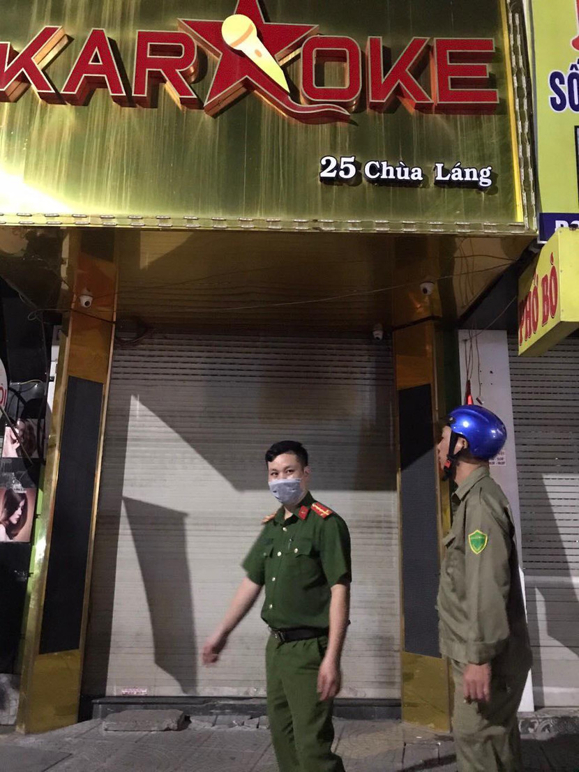 Lực lượng Công an và bảo vệ dân phố tuần tra, nhắc nhở các cơ sở kinh doanh karaoke tạm dừng hoạt động