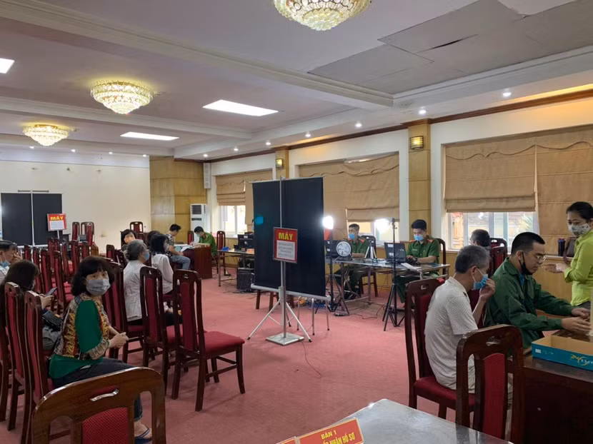 Ghi nhận tại 392 Khâm Thiên, nhiều người dân của phường Cát Linh đến làm căn cước trong ngày nghỉ lễ