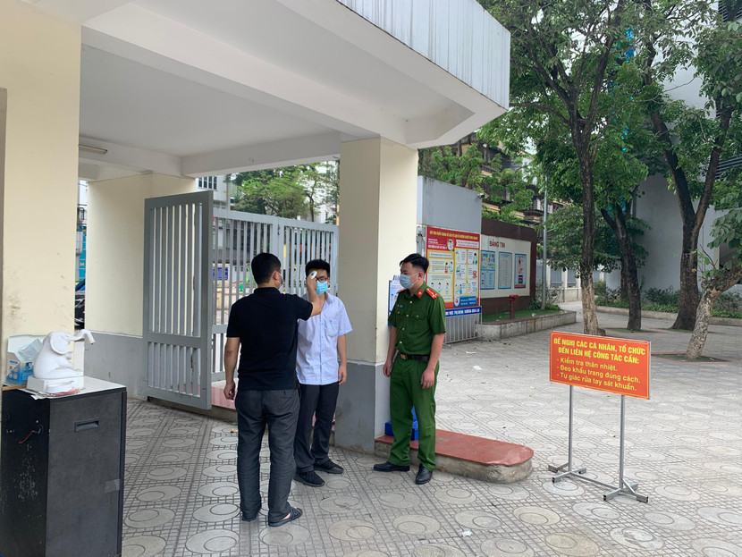Nhân viên nhà trường phối hợp với lực lượng Công an kiểm tra thân nhiệt các trường hợp đến làm căn cước Nhân viên nhà trường phối hợp với lực lượng Công an kiểm tra thân nhiệt các trường hợp đến làm căn cước