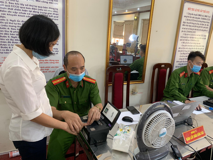 Người dân được xếp thứ tự lấy vân tay và chụp ảnh Người dân được xếp thứ tự lấy vân tay và chụp ảnh