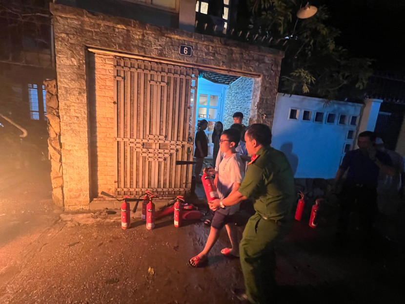 Cán bộ Công an hướng dẫn các em nhỏ cách sử dụng bình cứu hỏa khống chế đám cháy