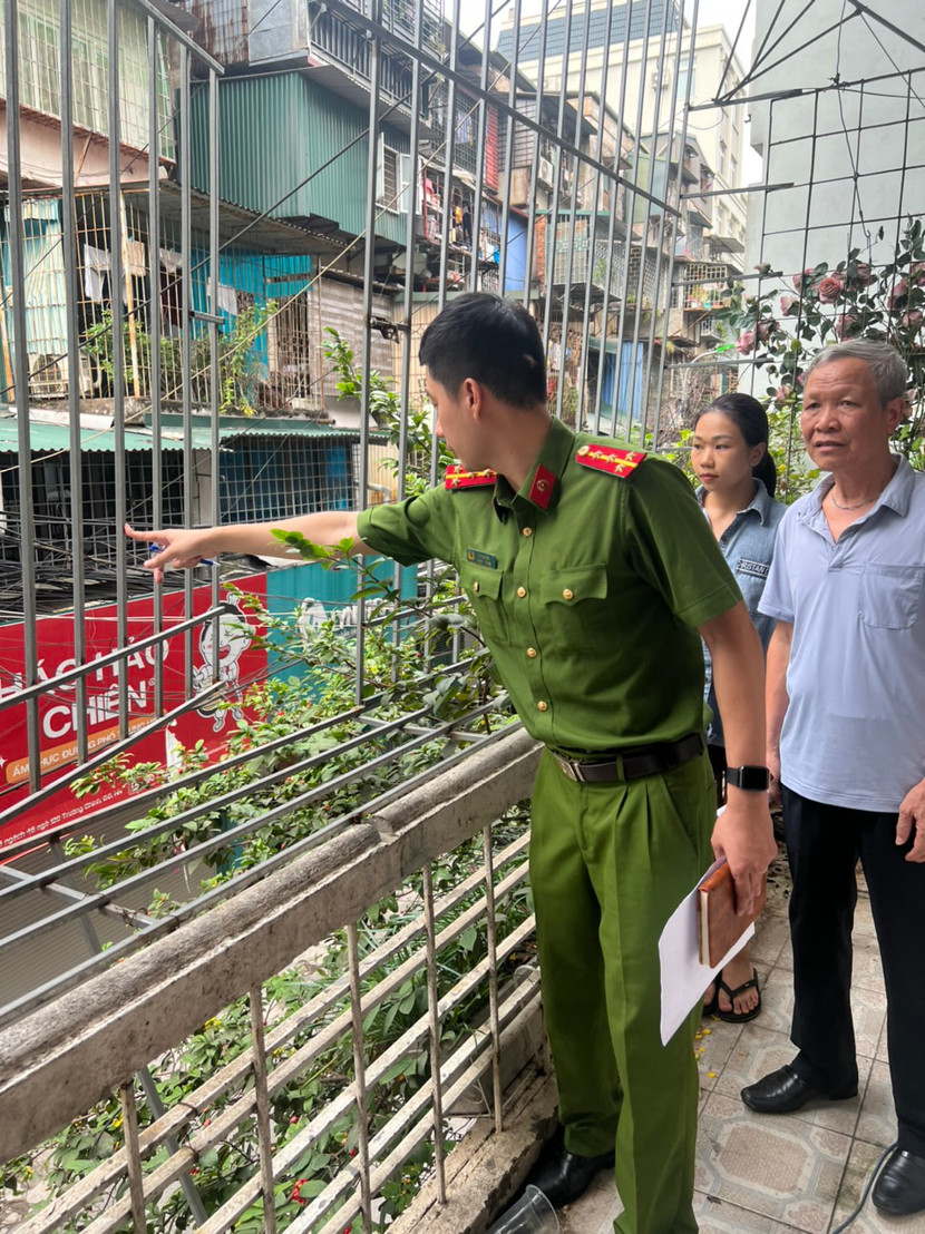 Công an phường Phương Mai tuyên truyền, vận động nhân dân mở lối thoát nạn thứ 2