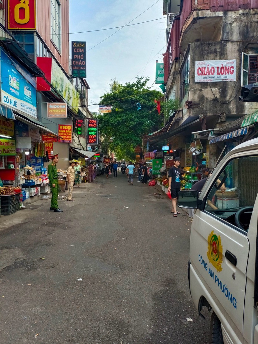 Công an phường chốt xử lý tại đầu ngõ 4
